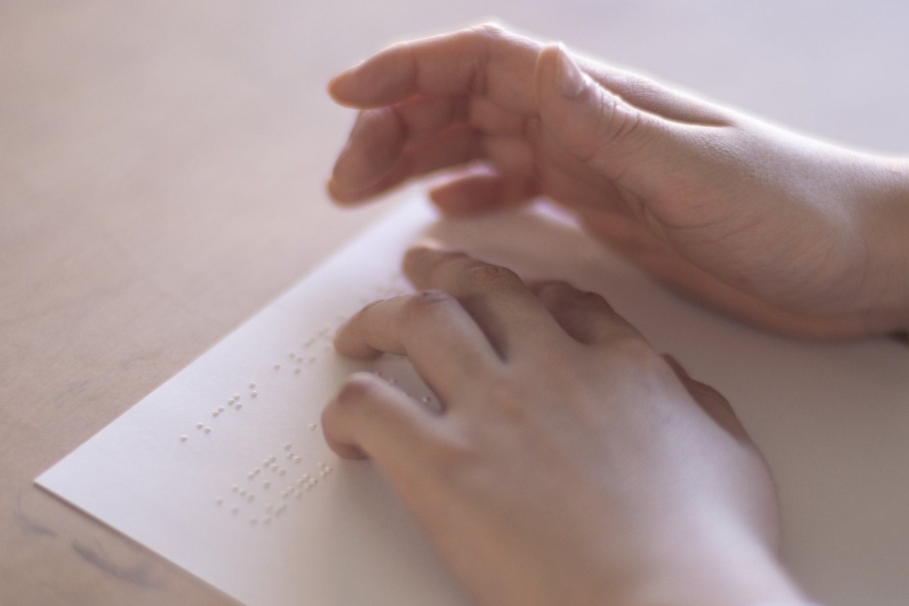 点字に触れる手